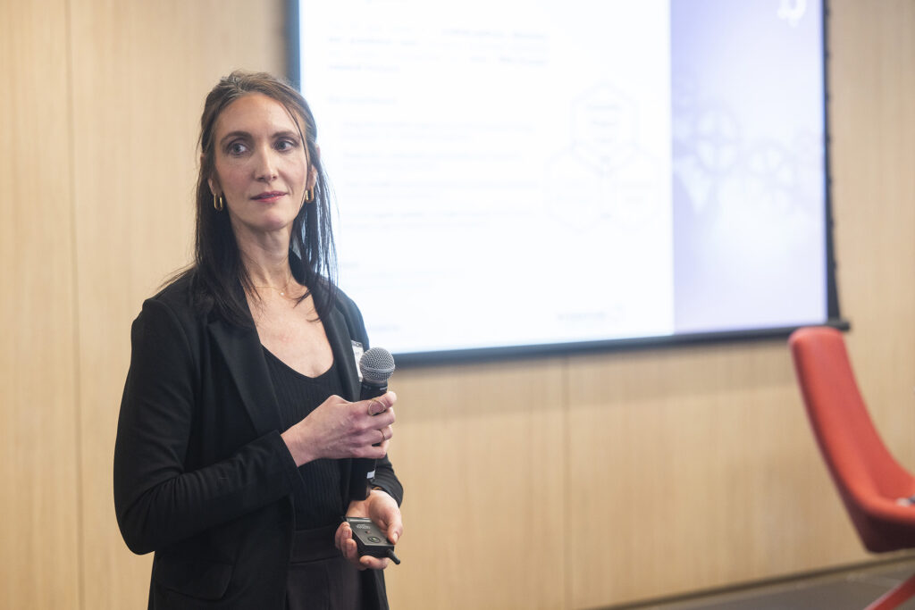 Helen Burston, Sygnature