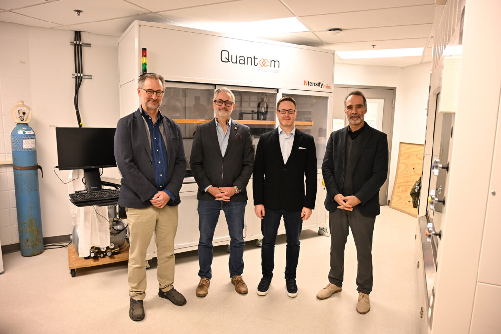 Benoit Chabot (U d Sherbrooke), Thomas Duchaine (MCGill), Martin Sauvageau (IRCM), les directeurs des centre de recherche en ARN de leur institutions, et Takis Panagiotis, directeur de DePTAQ, le réseau des plateformes ARN
